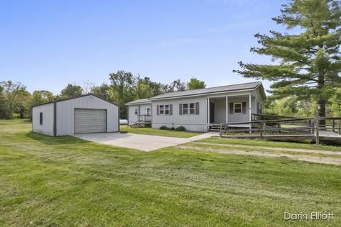 2877 Hillcrest Dr, Ionia, MI 48846