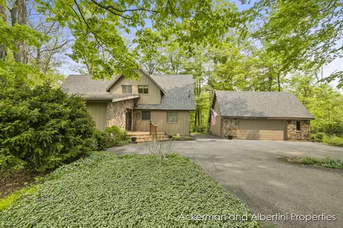 6768 Whitefish Rd, Howard City, MI 49329