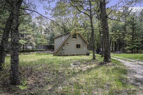 5525 W Broadway, Pentwater, MI 49449
