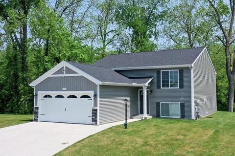 669 Cygnet Lake Dr, Benton Harbor, MI 49022