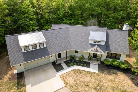 16032 Warren Dr, West Olive, MI 49460