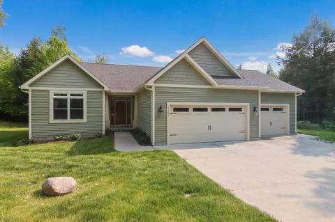 9583 Moon Ridge Rd, Onekama, MI 49675