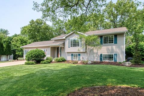 2748 Indian Ridge Dr NE, Grand Rapids, MI 49505