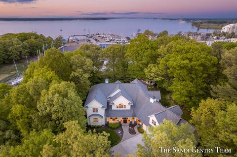 3200 Lake Ridge Ct, Muskegon, MI 49441