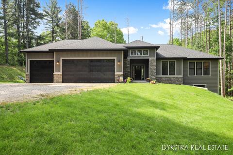 8520 10 Mile Rd NE, Rockford, MI 49341