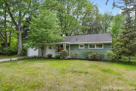 14947 Lakeshore Ave, Grand Haven, MI 49417