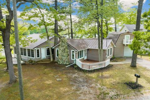 891 Oak Dr, Greenville, MI 48838
