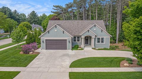18066 Wildwood Springs Pkwy, Spring Lake, MI 49456