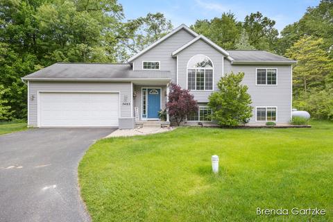 7483 Oakridge Ct, Howard City, MI 49329