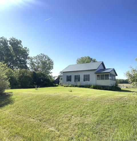 2031 E Sterling Rd, Jonesville, MI 49250