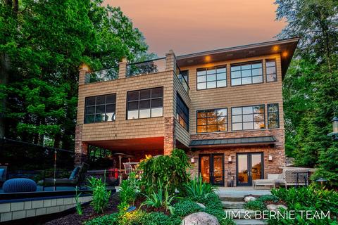 3494 Riverside Dr, Saugatuck, MI 49453