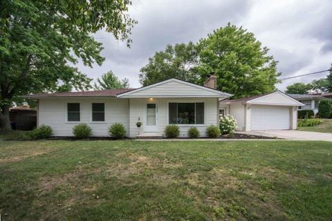 1300 Meadowlane Dr SE, Kentwood, MI 49508