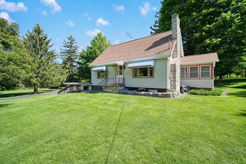 2460 E Bacon Rd, Hillsdale, MI 49242
