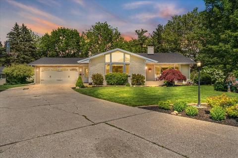 8108 Grove Dr, Jenison, MI 49428