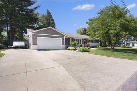 614 Union Ct SE, Grand Rapids, MI 49548