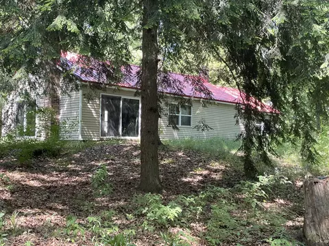932 E River Rd, Muskegon, MI 49445