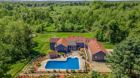 11000 N 43rd St, Hickory Corners, MI 49060