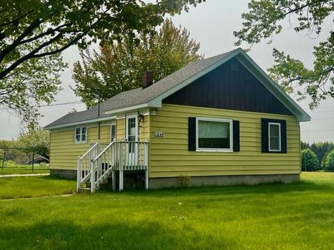 1249 Lakeshore Rd, Manistee, MI 49660