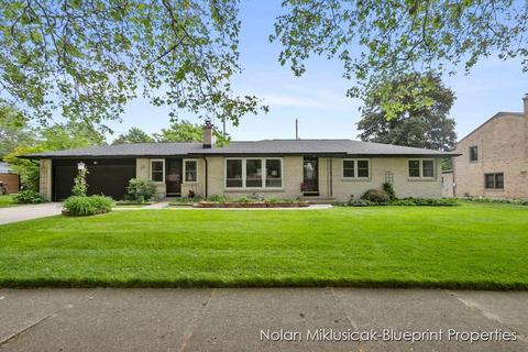 124 Woodcrest Dr NW, Grand Rapids, MI 49504