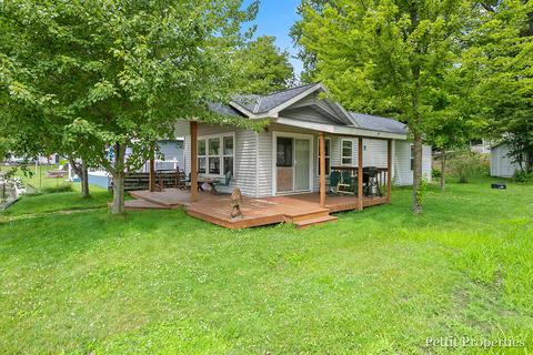 452 S Holland Lake Dr, Sheridan, MI 48884