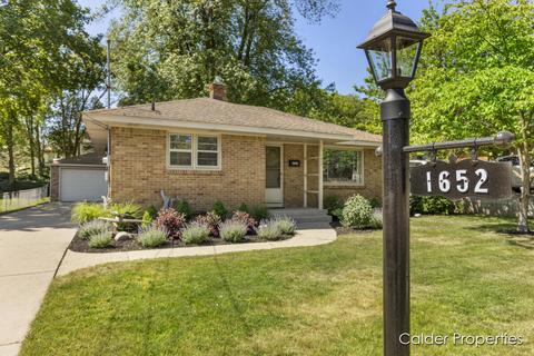 1652 8th St NW, Grand Rapids, MI 49504