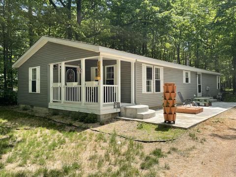 1031 Madrid Ln, Lake Isabella, MI 48893
