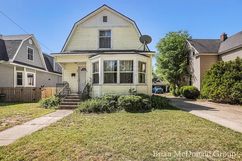 32 E 19th St, Holland, MI 49423