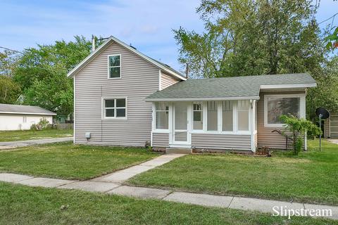 412 E Shaw St, Howard City, MI 49329