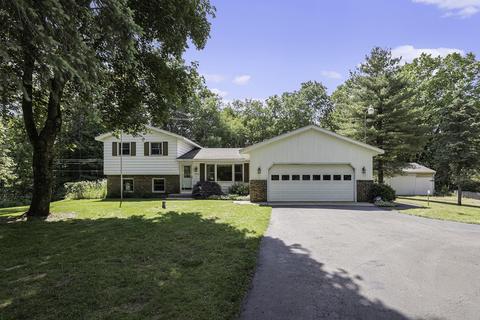 7549 Courtland Dr NE, Rockford, MI 49341