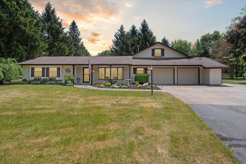 649 S Fall River Dr, Coldwater, MI 49036