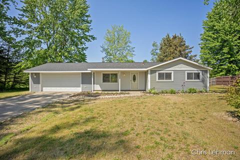 1584 Beach Dr, Crystal, MI 48818