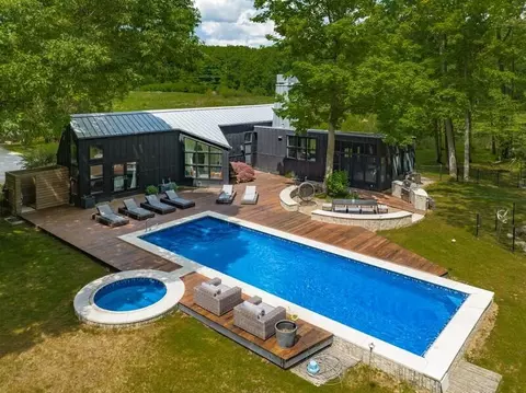 7042 East Rd, Three Oaks, MI 49128