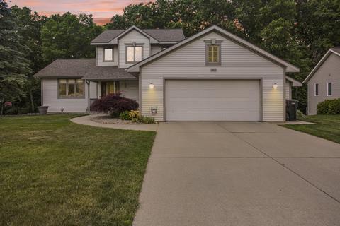 3827 Summit View Dr NE, Grand Rapids, MI 49525
