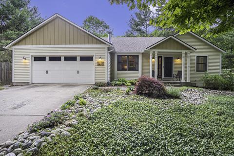 9475 Lakeshore Dr, West Olive, MI 49460