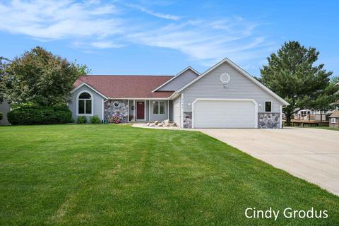 9128 Bluff Lake St, Zeeland, MI 49464