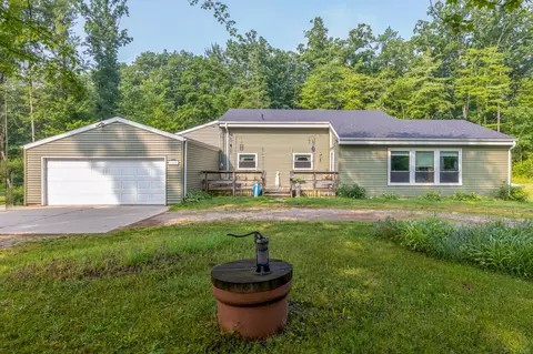 1221 N 11 Mile Rd, Sanford, MI 48657