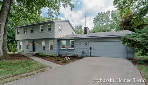 16277 Suffolk Dr, Spring Lake, MI 49456