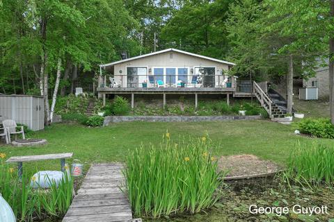 10194 Deaner Lake Dr, Vestaburg, MI 48891