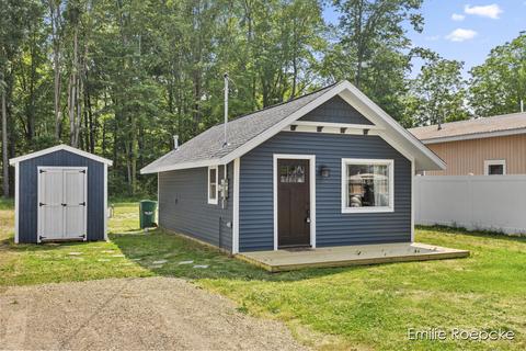 11809 Chateau Ct, Shelbyville, MI 49344