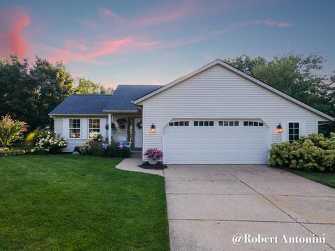 8335 Vista Royale Ln NE, Rockford, MI 49341