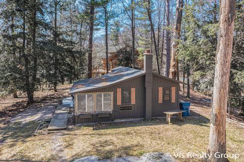 1049 S Hill St, Pentwater, MI 49449