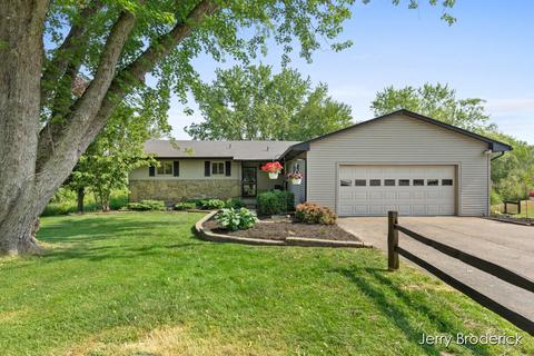 5561 10 Mile Rd NE, Rockford, MI 49341