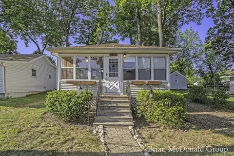 23721 S Shore Dr, Edwardsburg, MI 49112