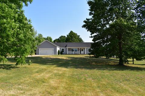 520 Orchard St, Lawton, MI 49065