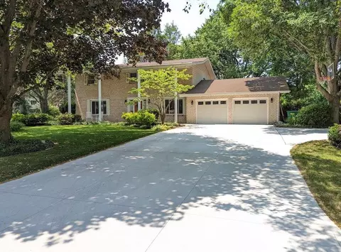 6050 Clearbrook Dr, Stevensville, MI 49127