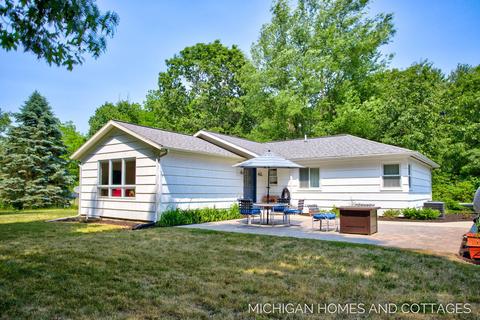 3268 Lorrimar Ln, Saugatuck, MI 49453