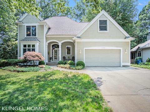 15388 Oak Ridge Dr, Spring Lake, MI 49456