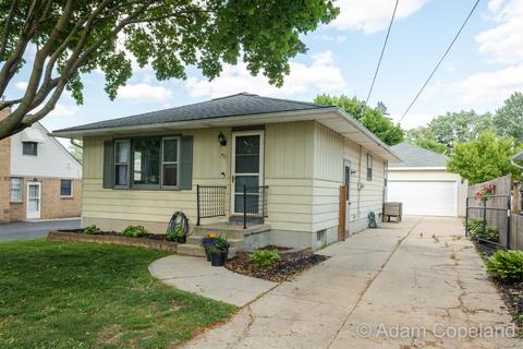 1410 Hillcrest Ave NW, Grand Rapids, MI 49504
