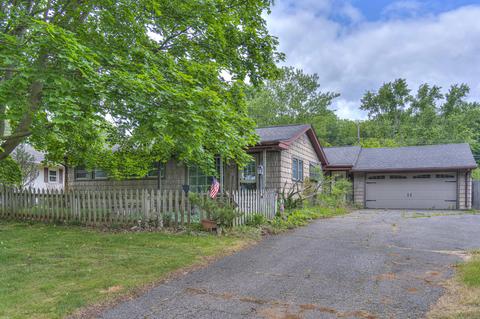 5480 Wellesley Dr, Jackson, MI 49201