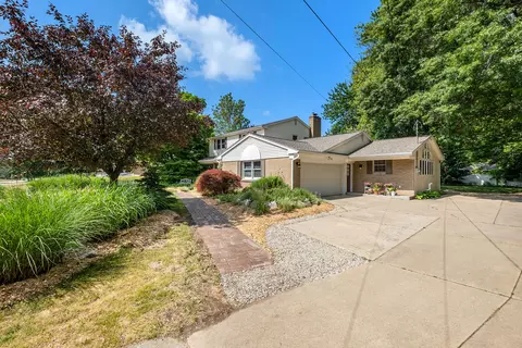 1017 Oakhurst Ave NW, Grand Rapids, MI 49504